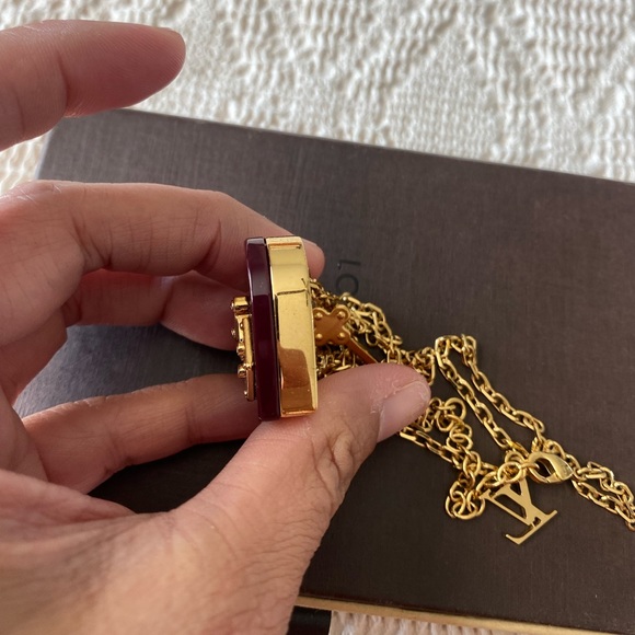 🦄 RARE 🦄 Authentic Louis Vuitton Resin Lock Me Heart Pendant Necklace - Picture 6 of 11